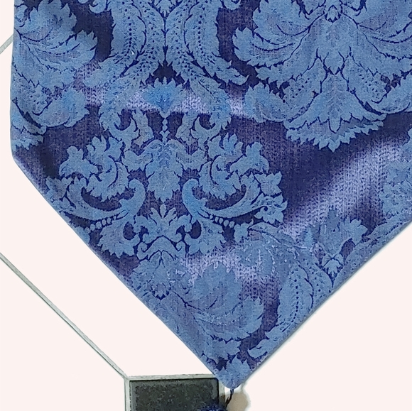 Silk table runner - Picture 2 of 3